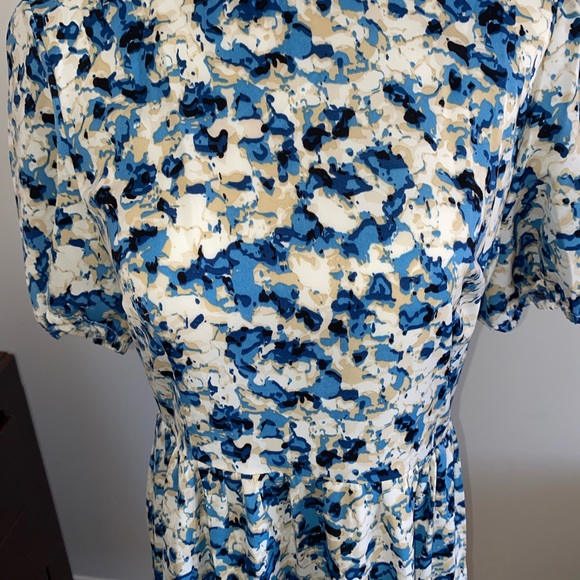 BRAND NEW FLORAL DRESS - Picture 4 of 9